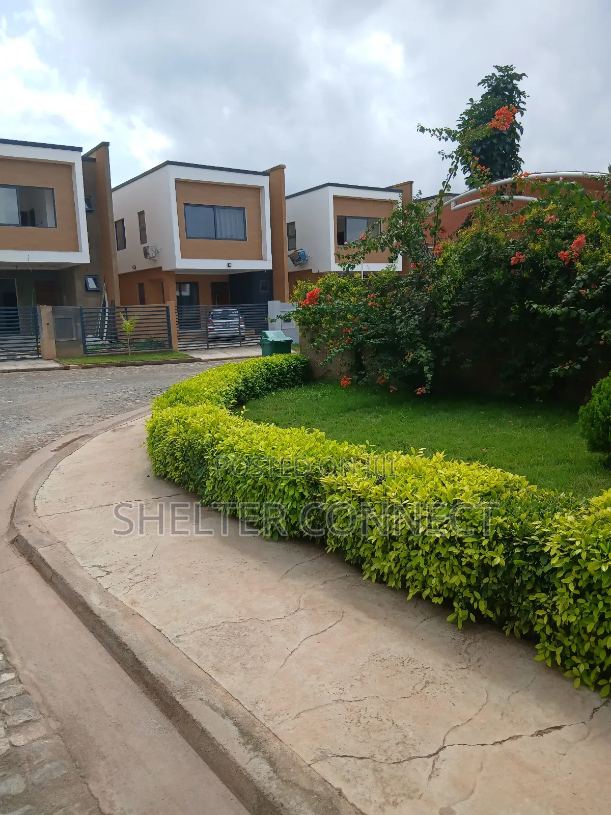 3bdrm Duplex in Oyarifa for sale