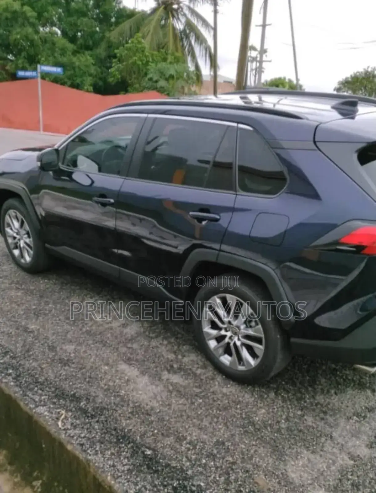 Toyota RAV4 XLE Premium 2022 Blue