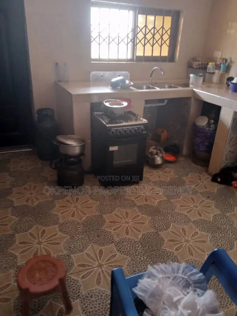 6bdrm House in Odumse, Tema Metropolitan for sale