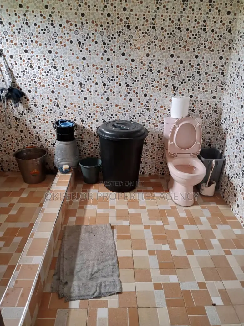 6bdrm House in Odumse, Tema Metropolitan for sale