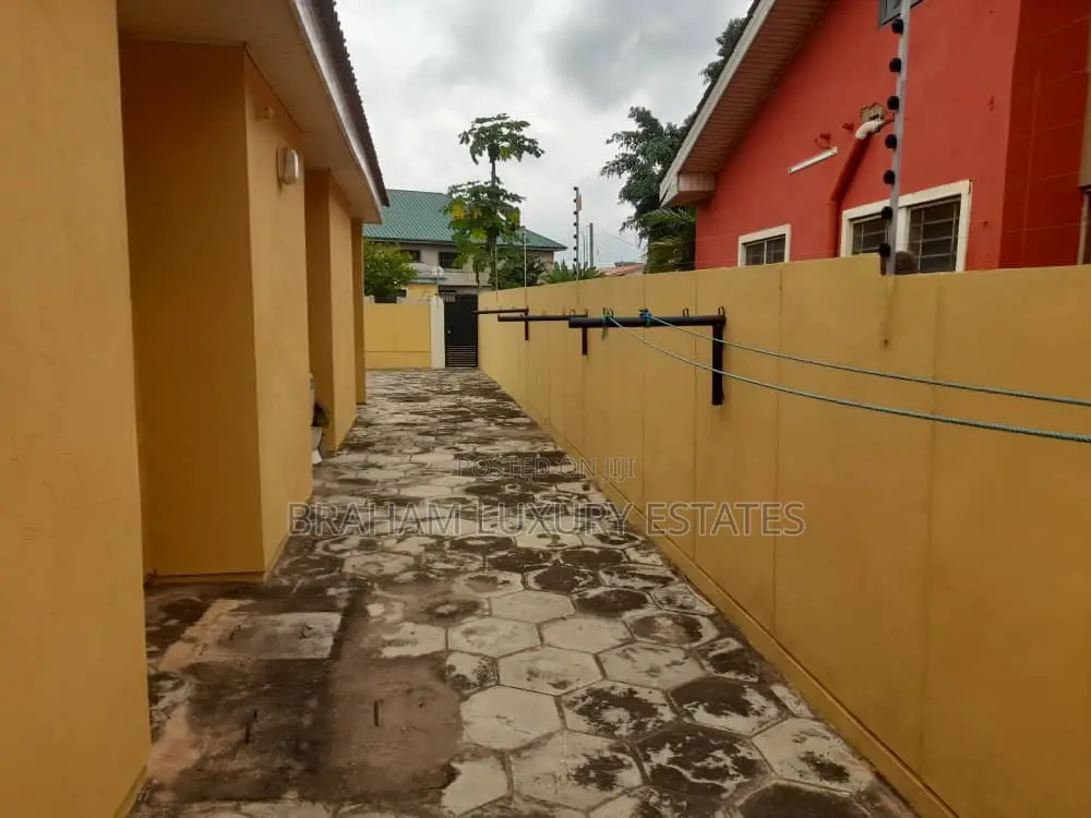 3bdrm House in Braham Luxury, Spintex for rent