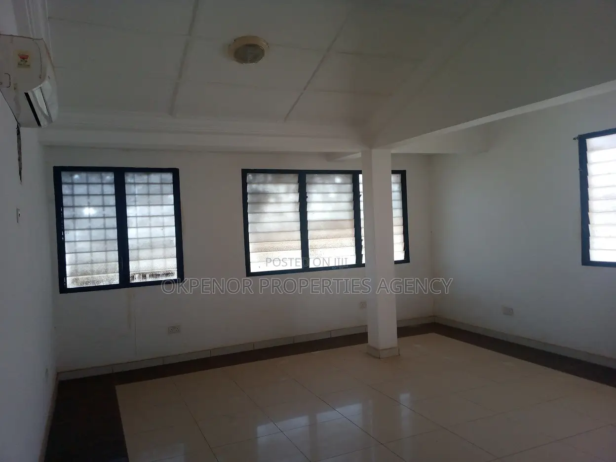 18bdrm House in Tema Community10 for sale