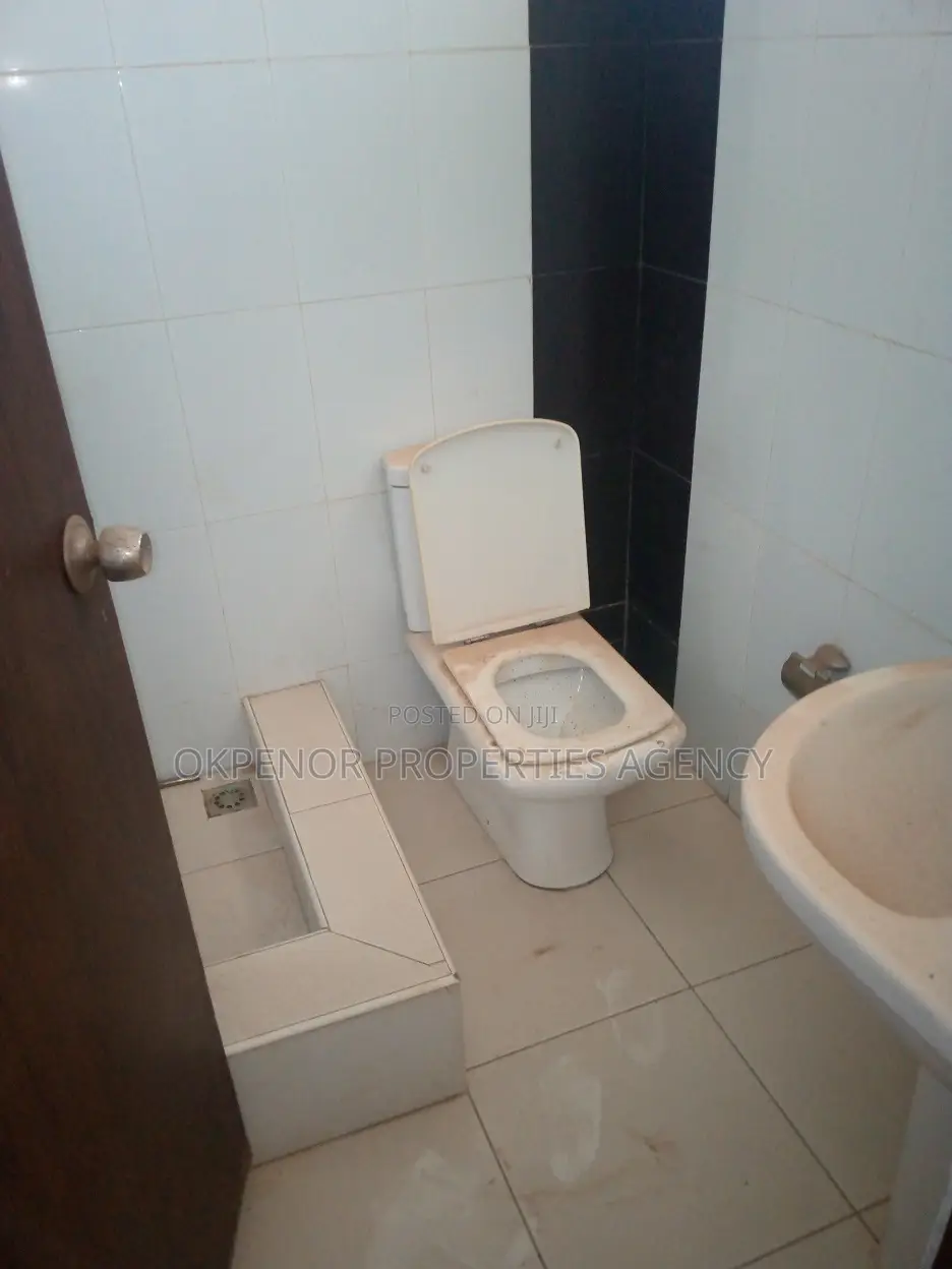 18bdrm House in Tema Community10 for sale