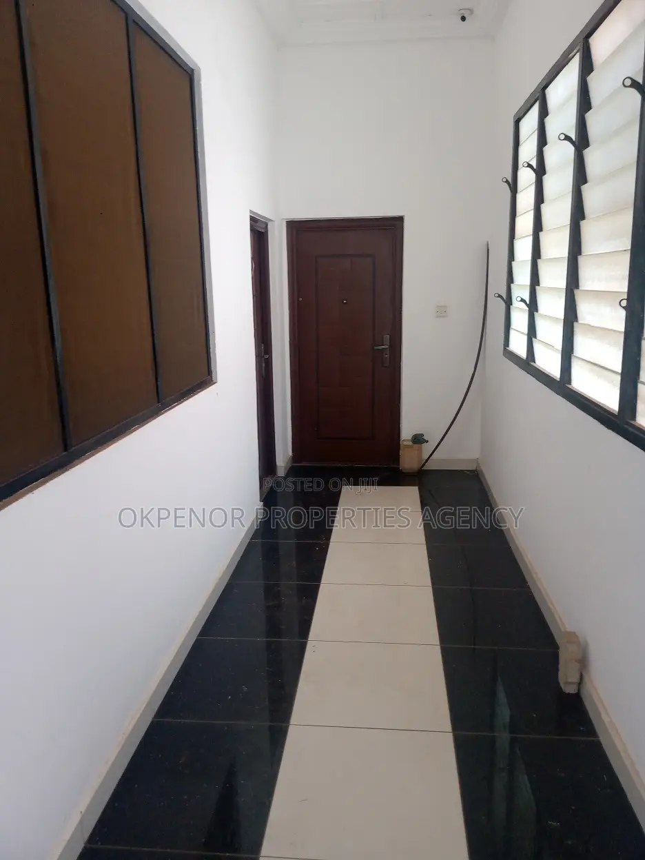 18bdrm House in Tema Community10 for sale