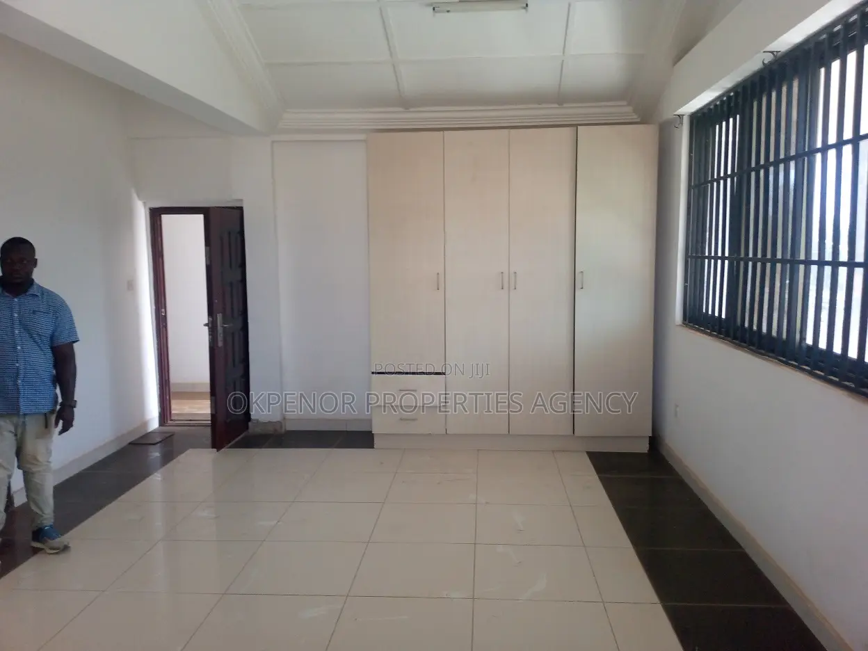 18bdrm House in Tema Community10 for sale