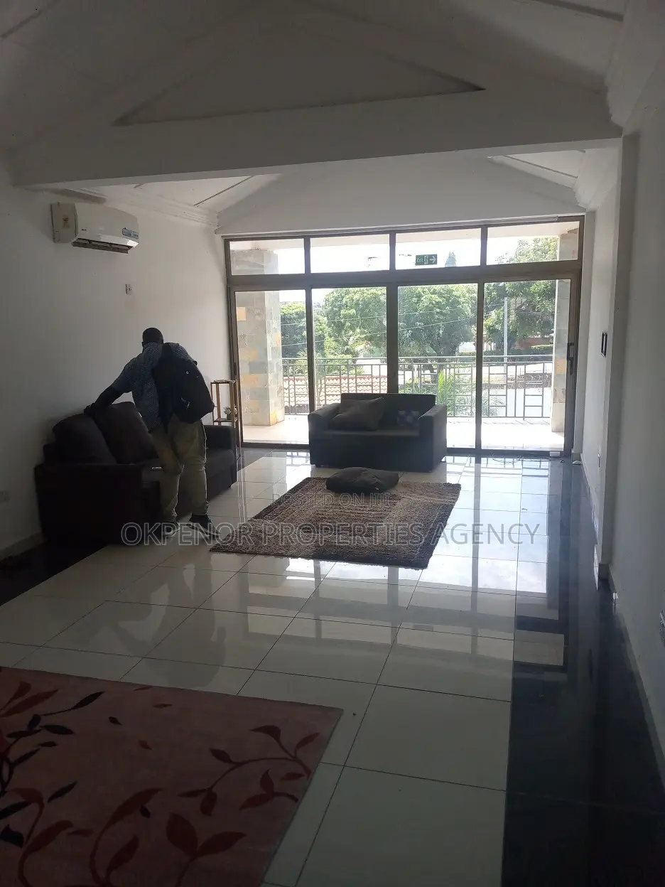 18bdrm House in Tema Community10 for sale