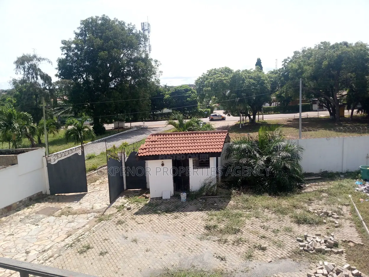 18bdrm House in Tema Community10 for sale