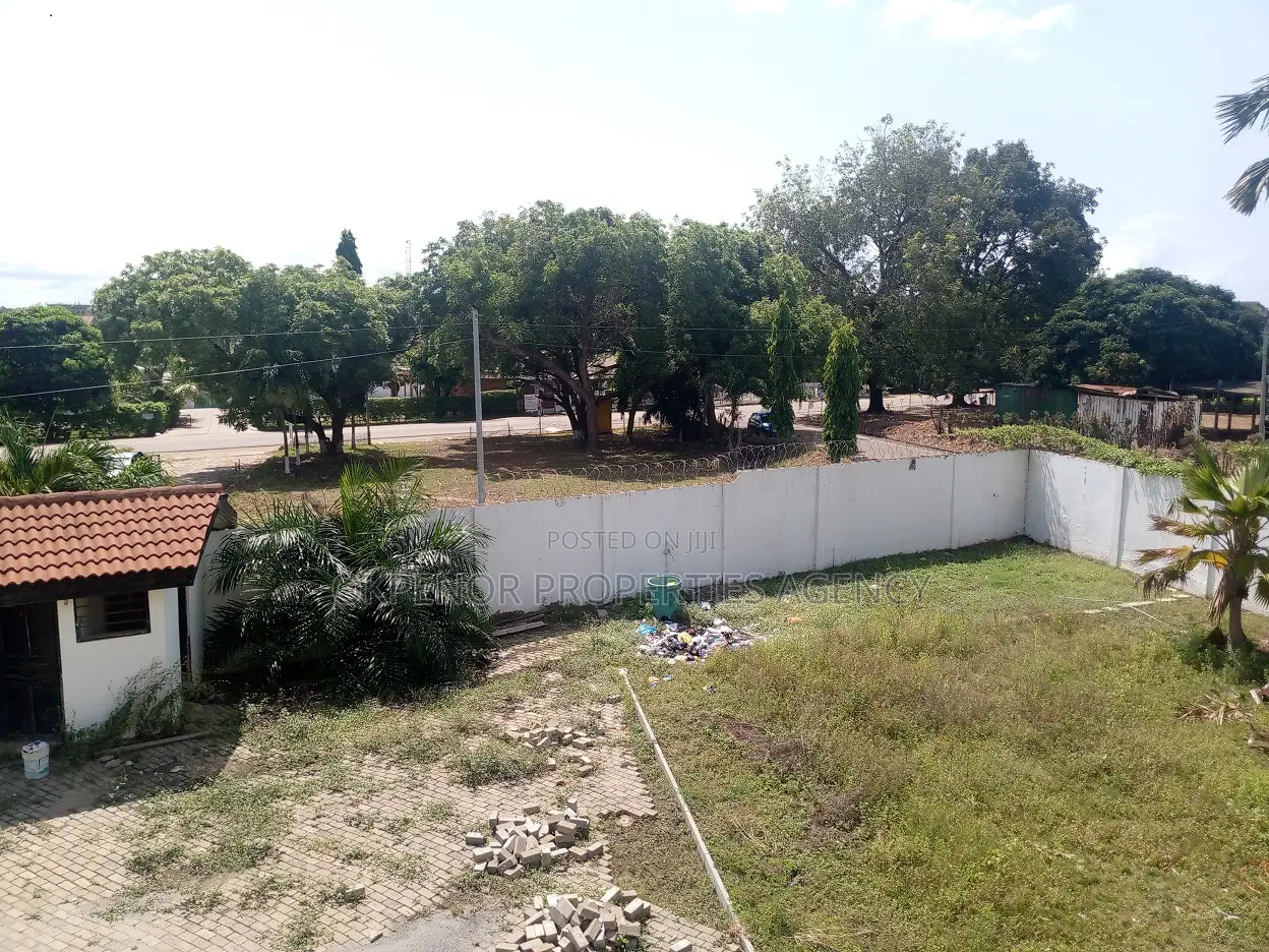 18bdrm House in Tema Community10 for sale