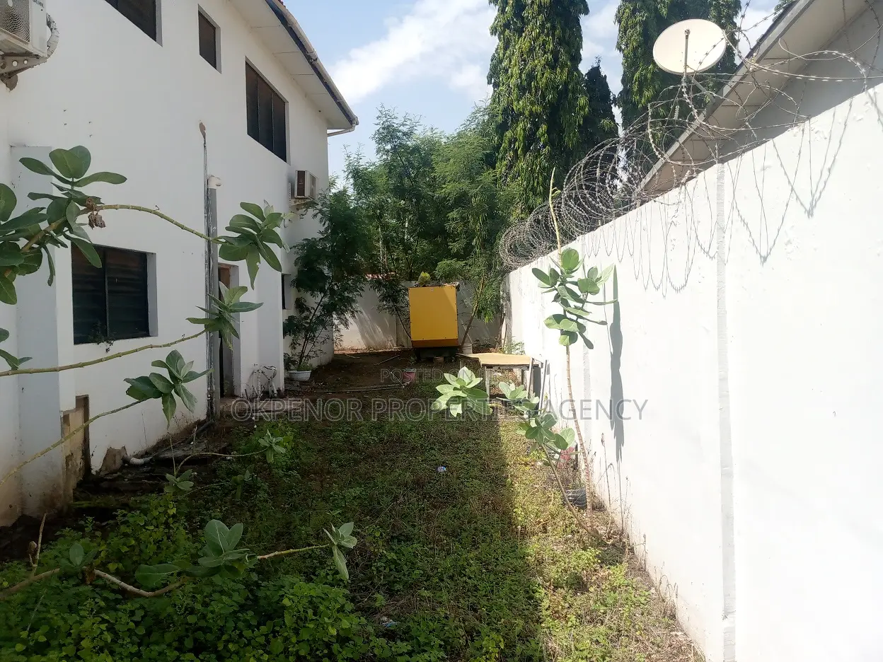 18bdrm House in Tema Community10 for sale