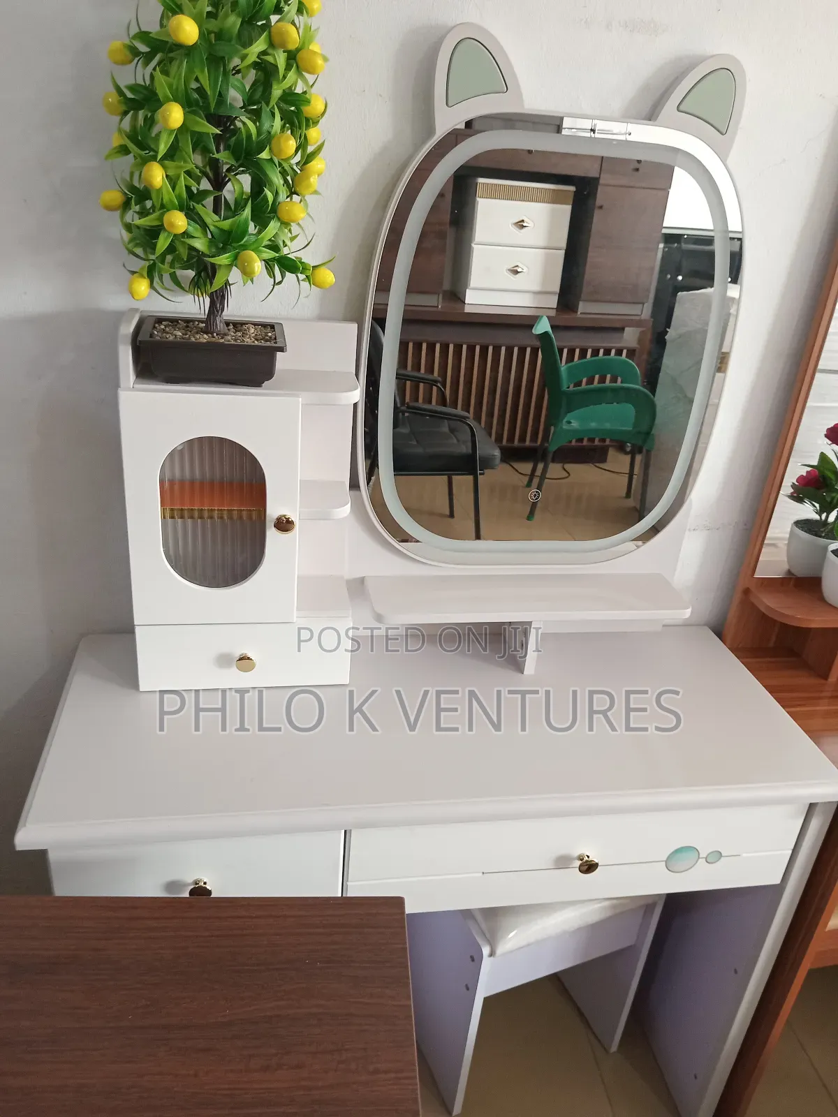 Makeup Station With Drawers