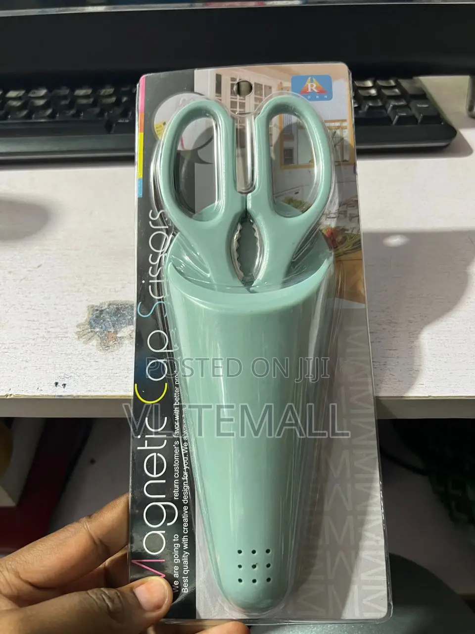 Magnetic Cap Scissors