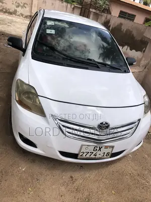 Photo - Toyota Yaris 2012 White