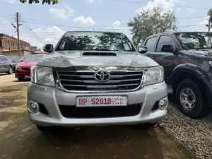 Photo - Toyota Hilux SR5 4x4 2015 Silver