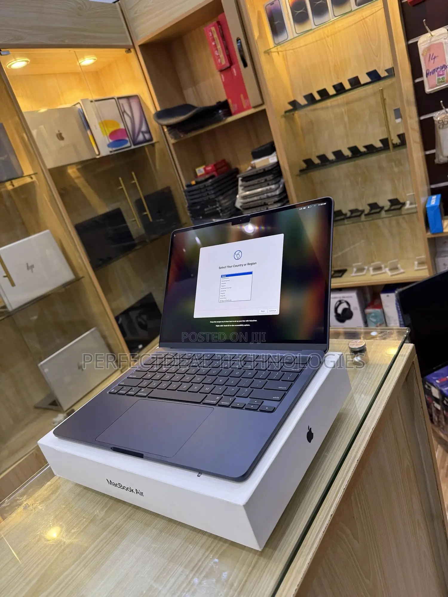 New Laptop Apple MacBook Air 2025 M4 13-Inch 16GB Apple M4 SSD 256GB