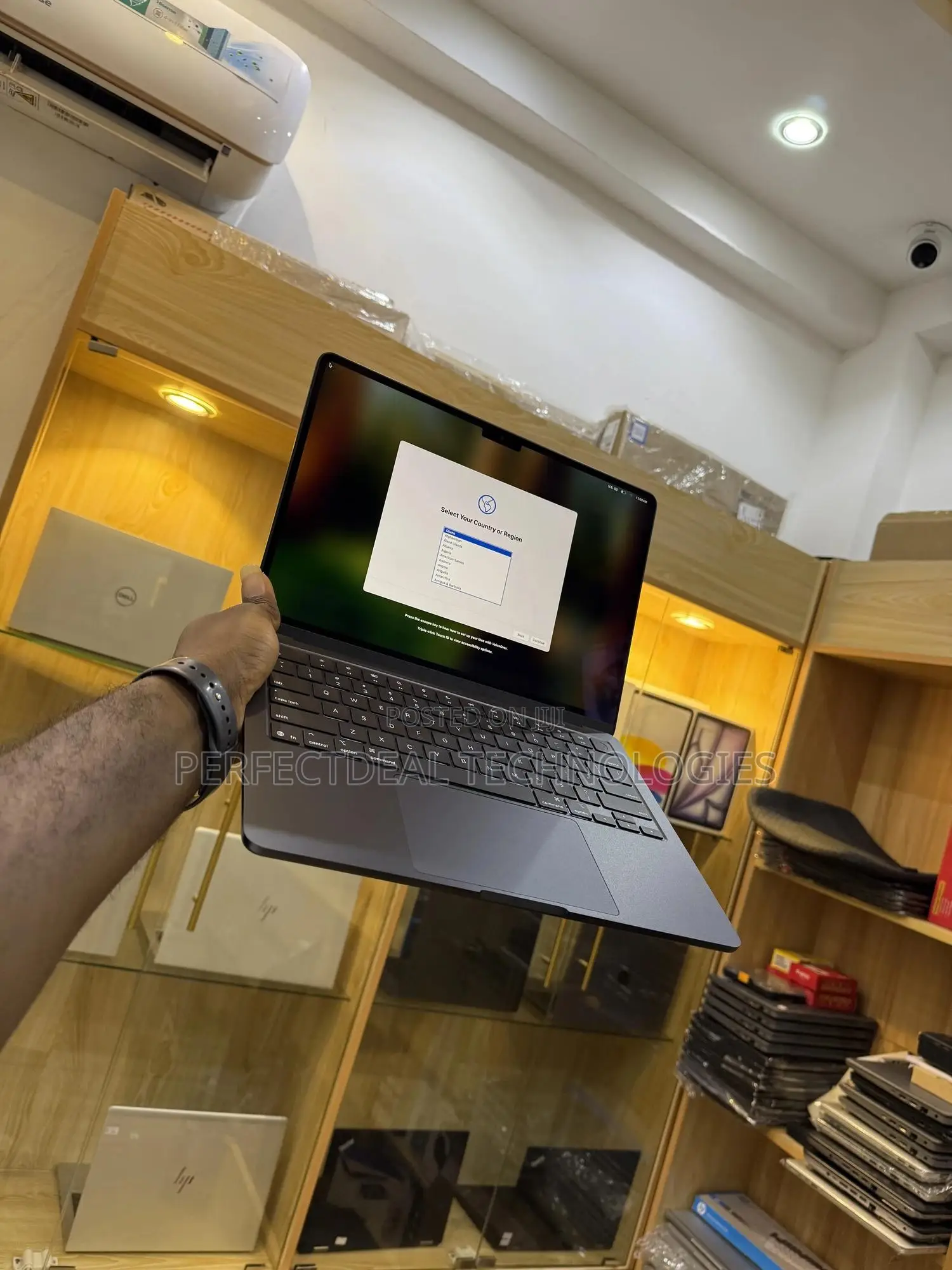New Laptop Apple MacBook Air 2025 M4 13-Inch 16GB Apple M4 SSD 256GB