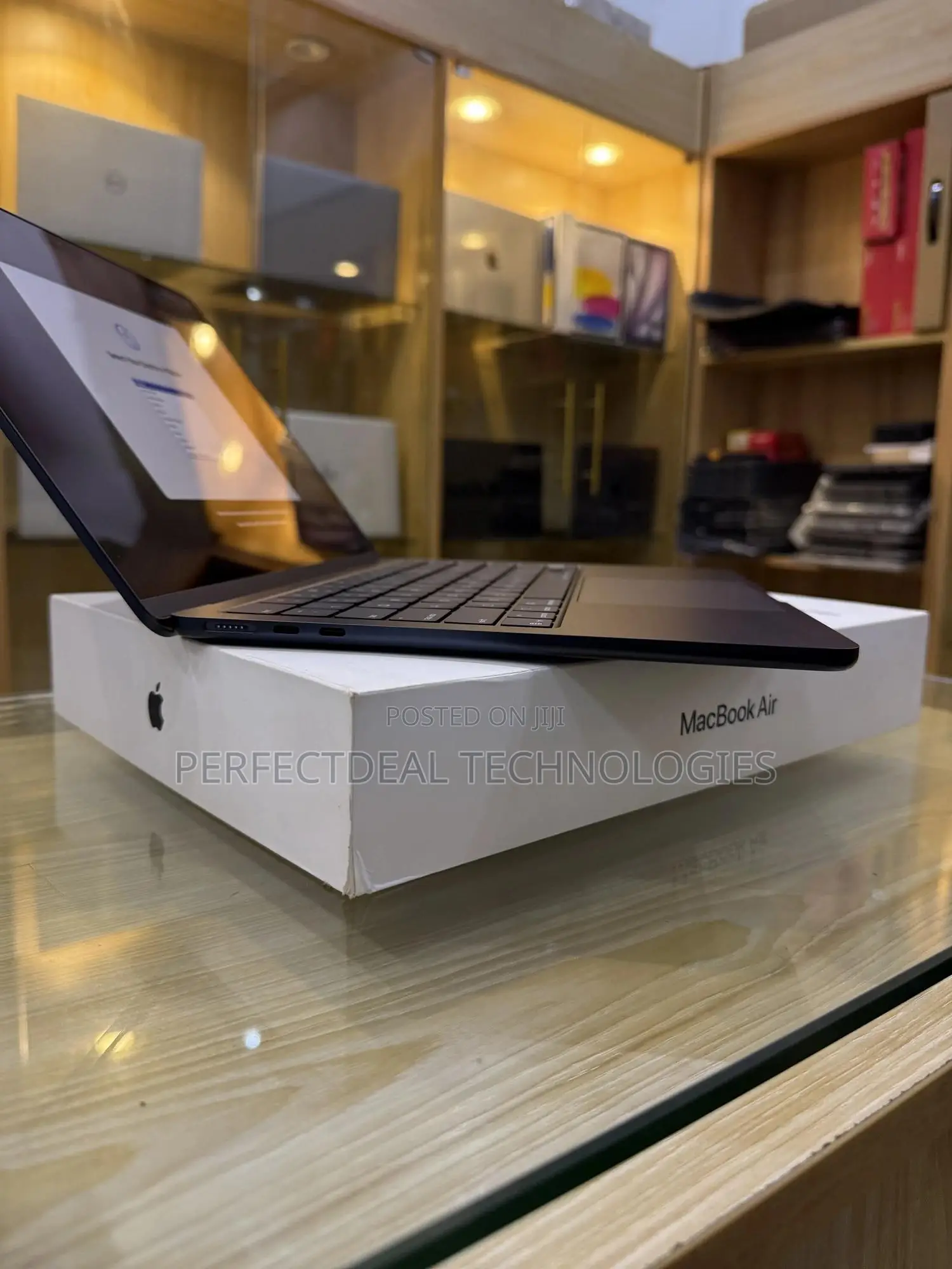 New Laptop Apple MacBook Air 2025 M4 13-Inch 16GB Apple M4 SSD 256GB