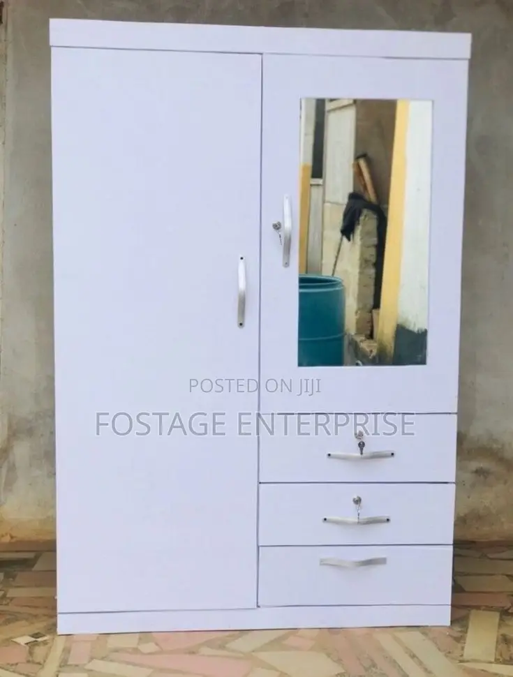 Neatly Designed Wardobe  With Drawers