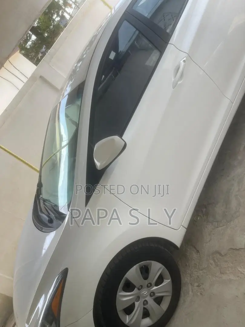 Hyundai Elantra SE Sedan FWD (1.8L 4cyl 6M) 2016 White