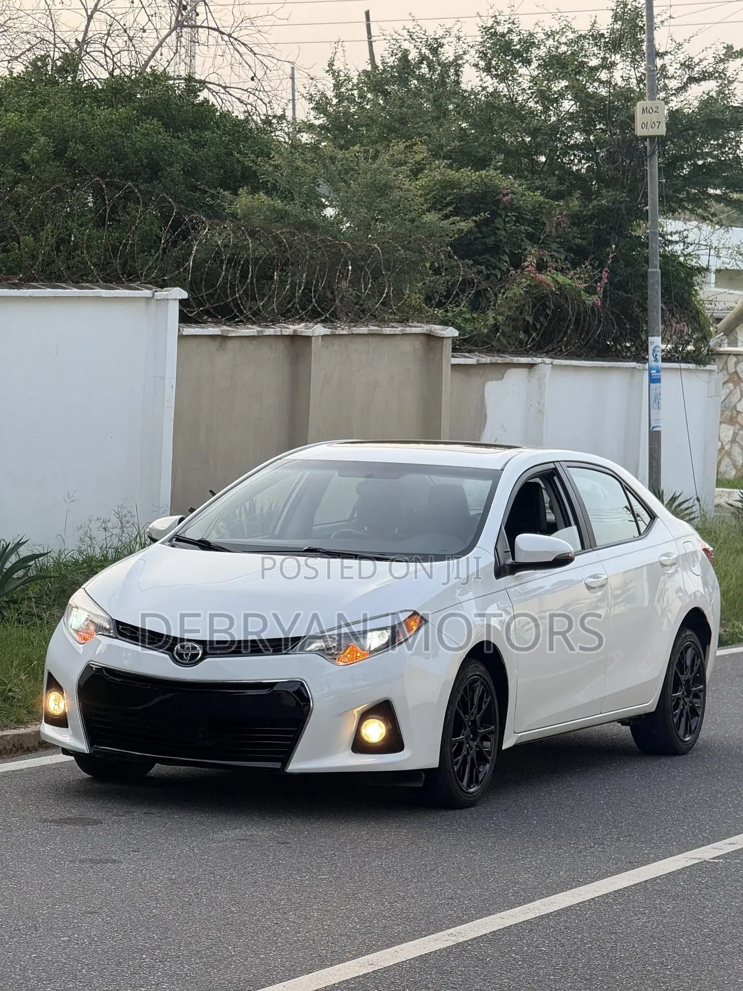 Toyota Corolla S w/Special Edition Pkg (1.8L 4cyl CVT) 2016 White