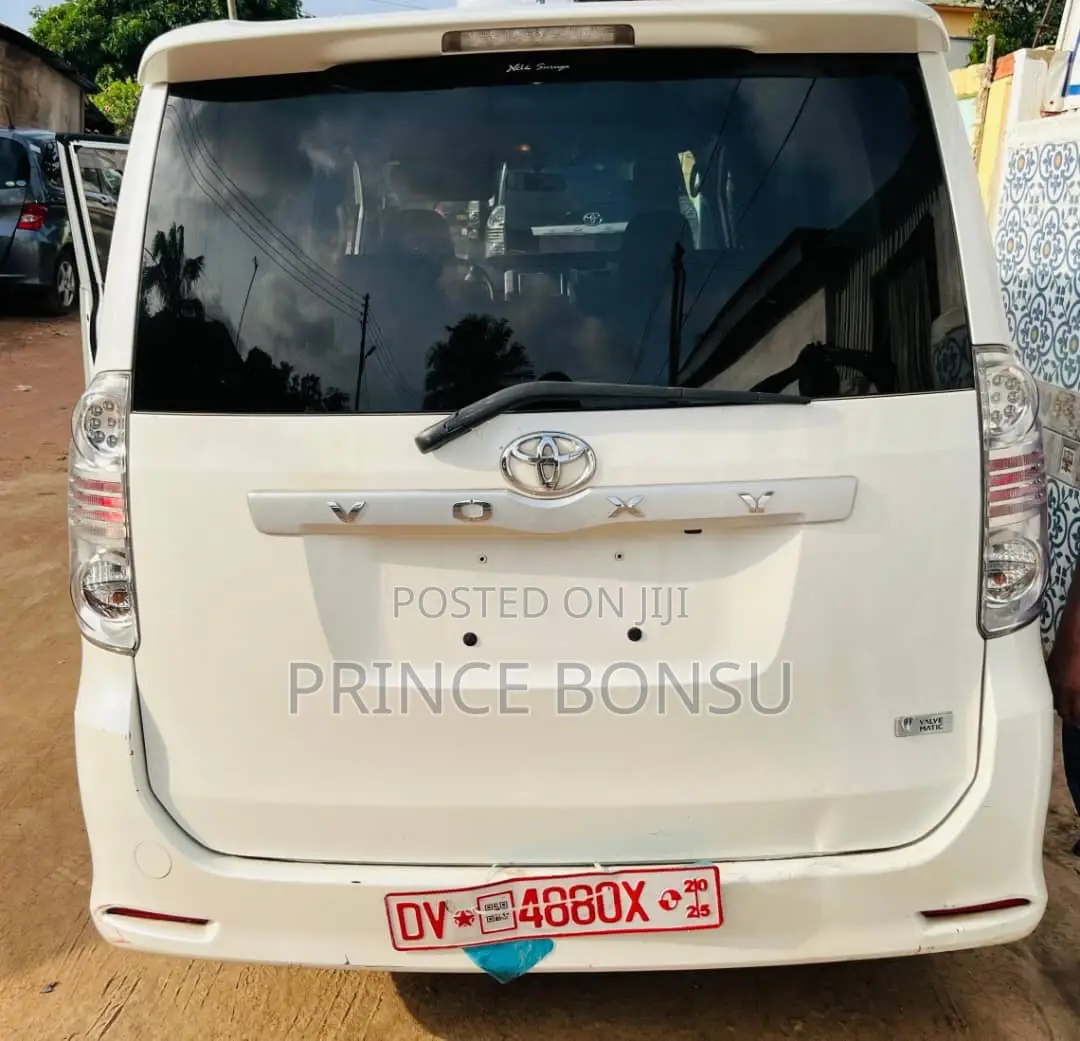 Toyota Voxy 2013 White