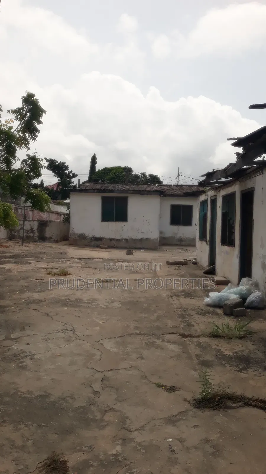 3bdrm House in Awudome Estate for sale