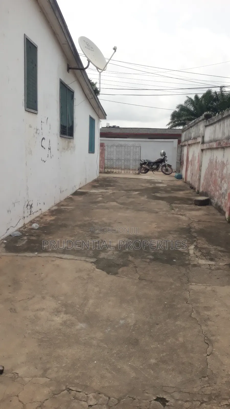 3bdrm House in Awudome Estate for sale