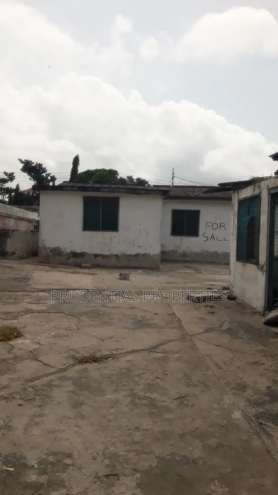 3bdrm House in Awudome Estate for sale
