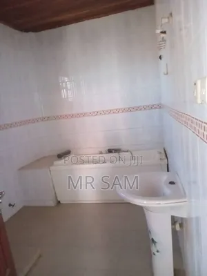 8bdrm House in Kwabenya for sale