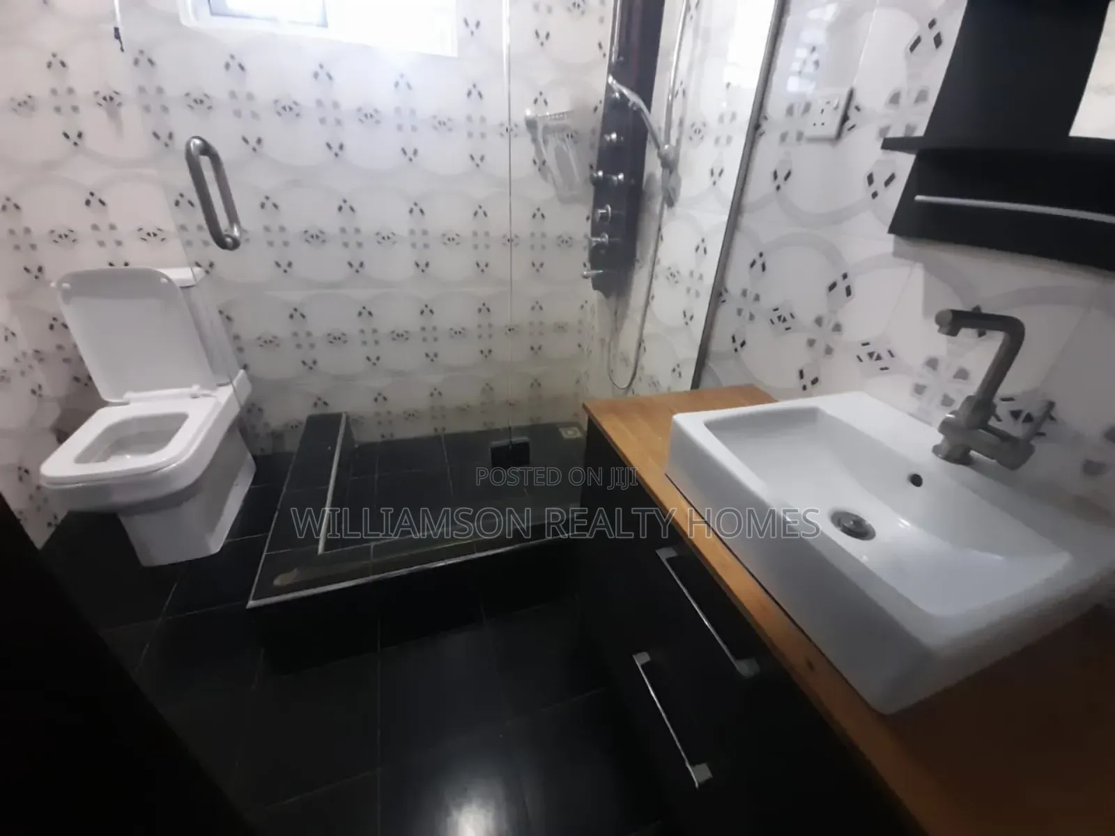 Furnished 4bdrm Duplex in Community 18 Area, Spintex for rent