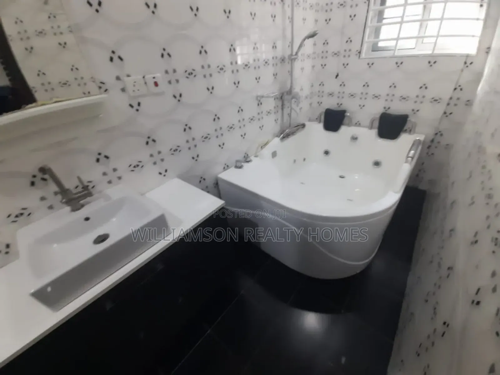 Furnished 4bdrm Duplex in Community 18 Area, Spintex for rent