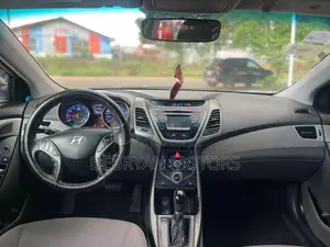 Hyundai Elantra SE 4dr Sedan (1.8L 4cyl 6A) 2014 Silver