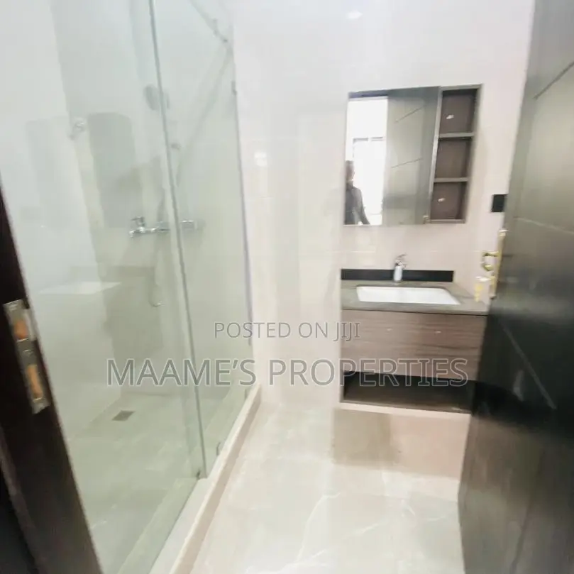 5bdrm Duplex in Oyarifa for sale