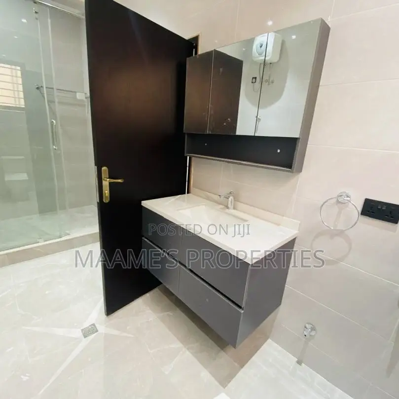 5bdrm Duplex in Oyarifa for sale