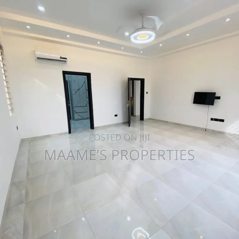 5bdrm Duplex in Oyarifa for sale