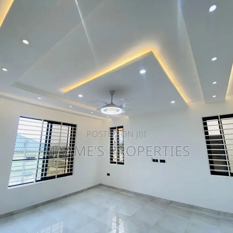 5bdrm Duplex in Oyarifa for sale