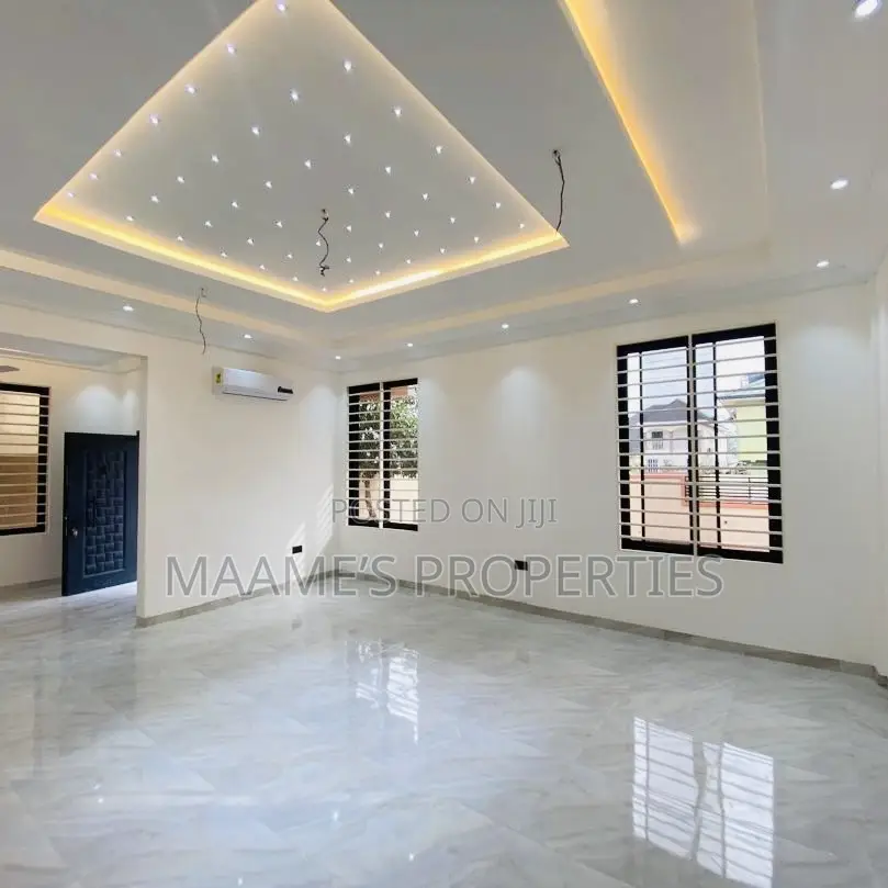 5bdrm Duplex in Oyarifa for sale