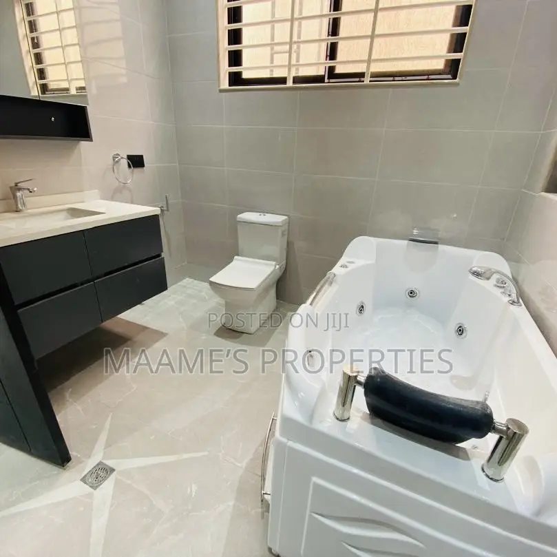 5bdrm Duplex in Oyarifa for sale
