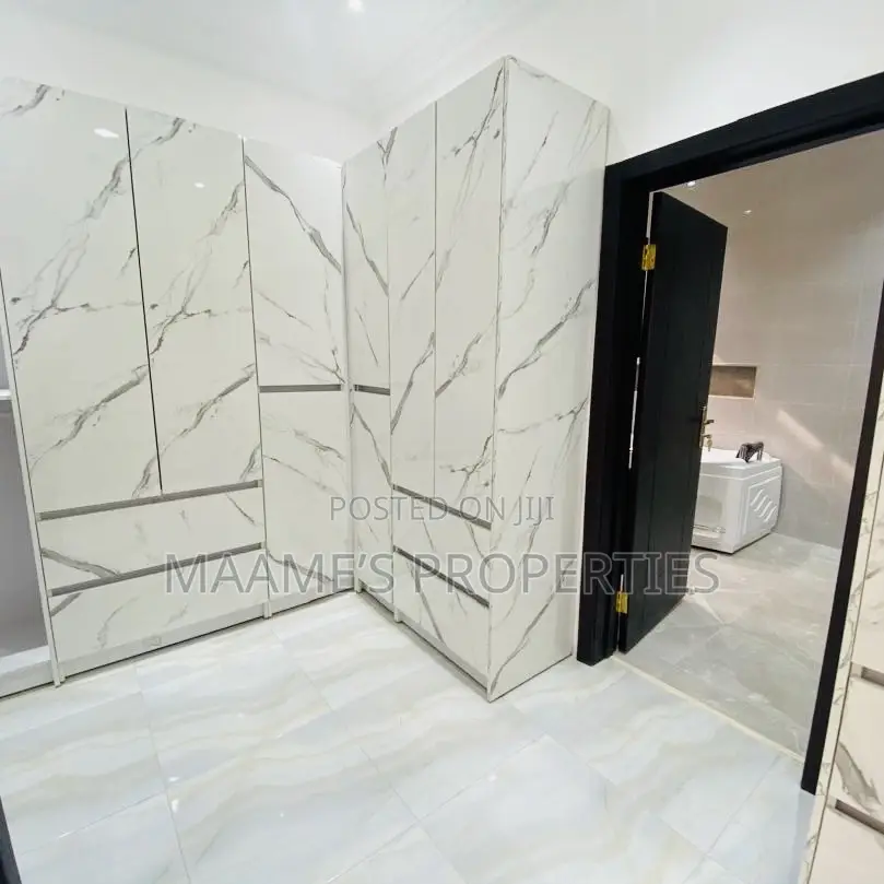 5bdrm Duplex in Oyarifa for sale