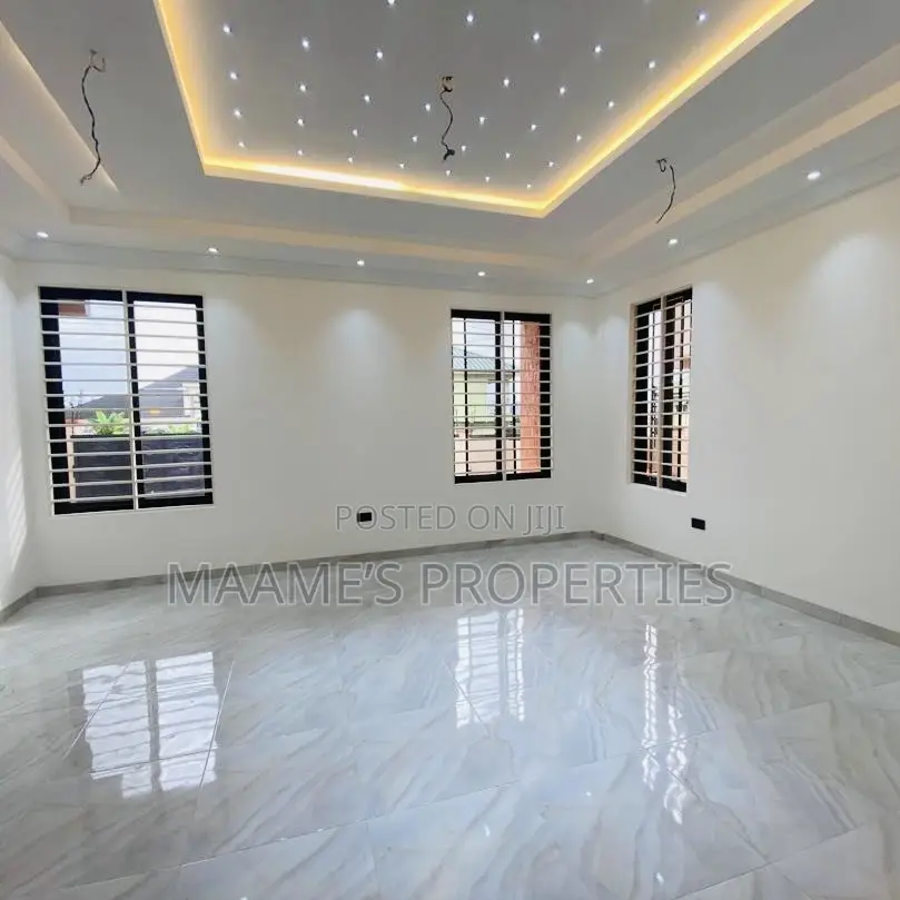 5bdrm Duplex in Oyarifa for sale