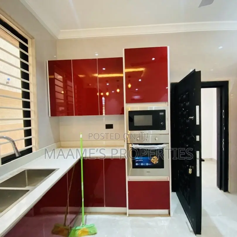 5bdrm Duplex in Oyarifa for sale