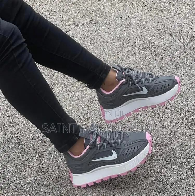 Nikes Wear Trainers