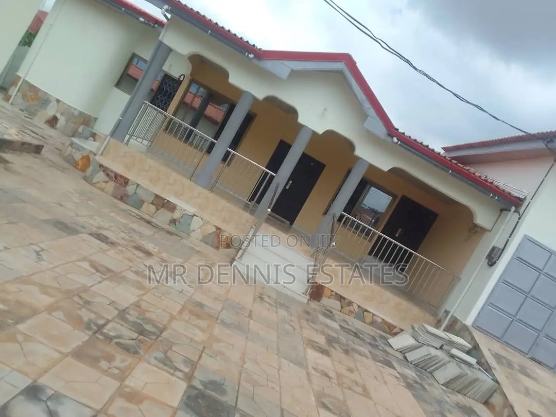 3bdrm House in Westhillls Mall for rent