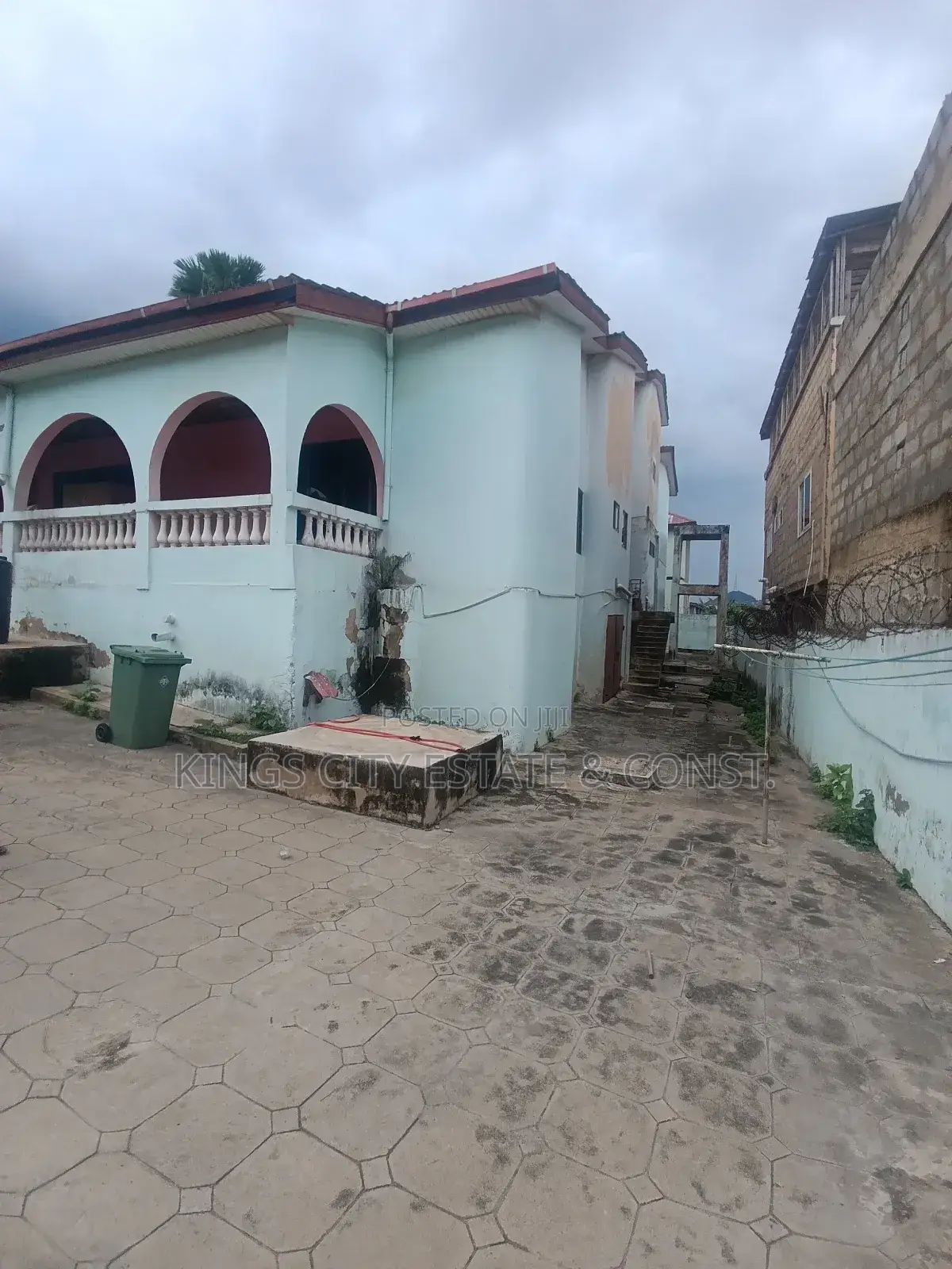 8bdrm House in Kwabenya-Aboum-Junc, Dome for sale