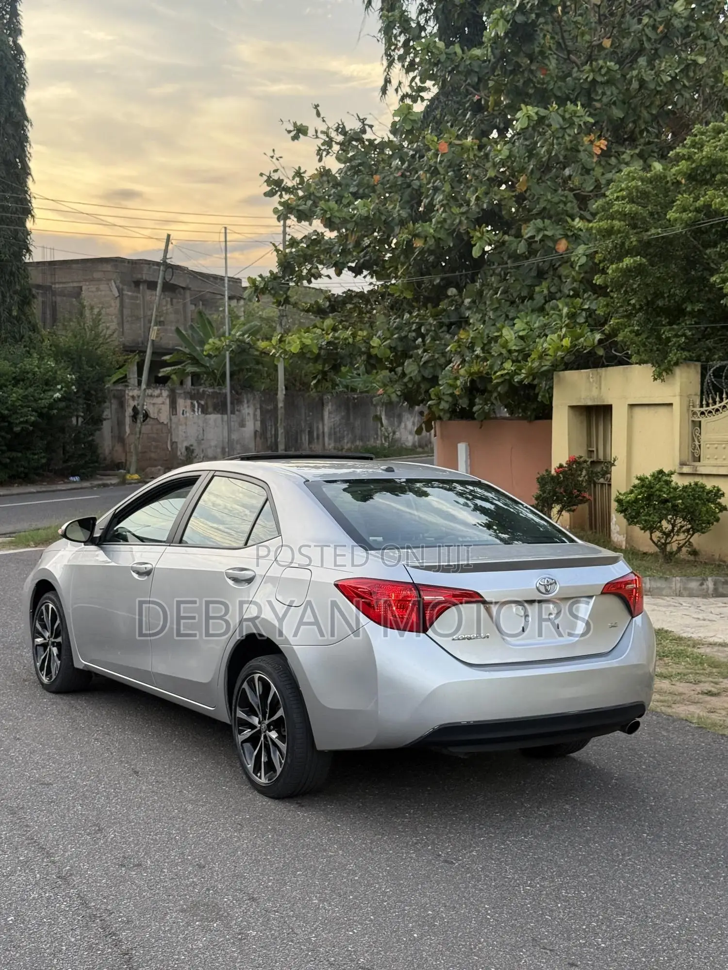 Toyota Corolla SE (1.8L 4cyl 6M) 2018 Silver