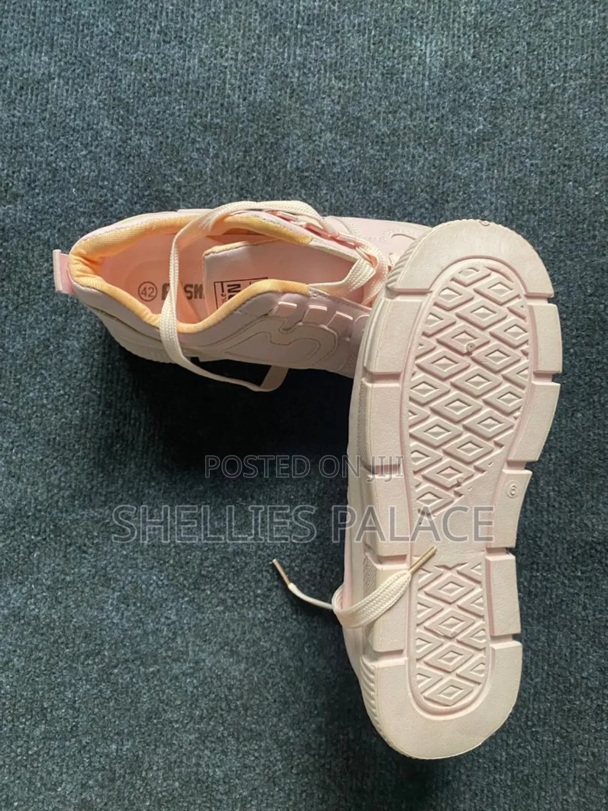 Women Fashionable Quality Sneakers