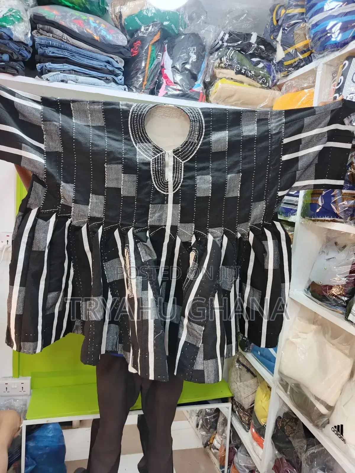 Order Now Original Black and White Smocks at Tryahu