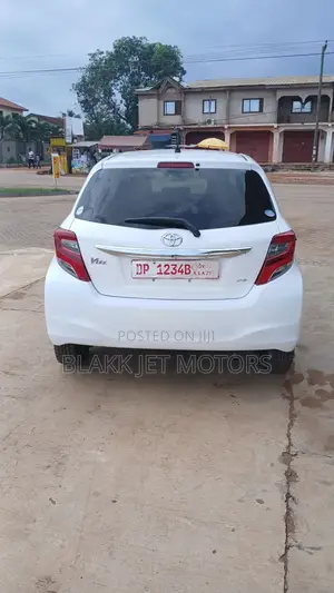 Toyota Vitz 1.3 AWD 5dr 2015 White