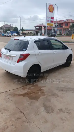 Toyota Vitz 1.3 AWD 5dr 2015 White