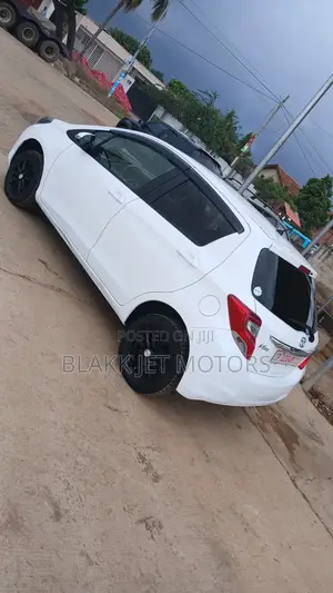 Toyota Vitz 1.3 AWD 5dr 2015 White