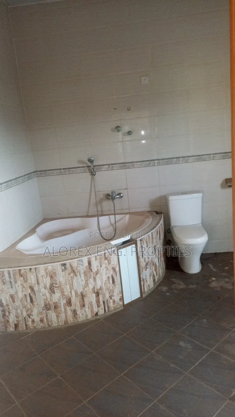 5bdrm Duplex in Gated Community, Oyarifa for rent